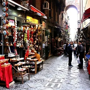 casa-dellantico-teatro-di-neapolis-nel-centro-storico-di-napoli.hotels-amalfi.com/